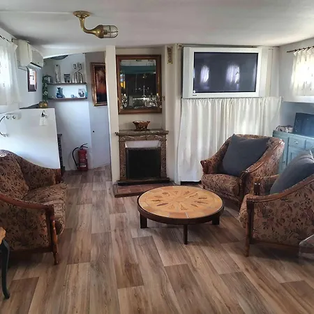 Peniche Authentique Confort * Aigues-Mortes