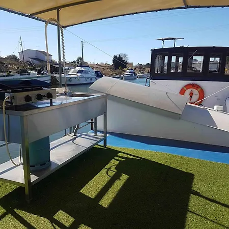 Peniche Authentique Confort * Aigues-Mortes